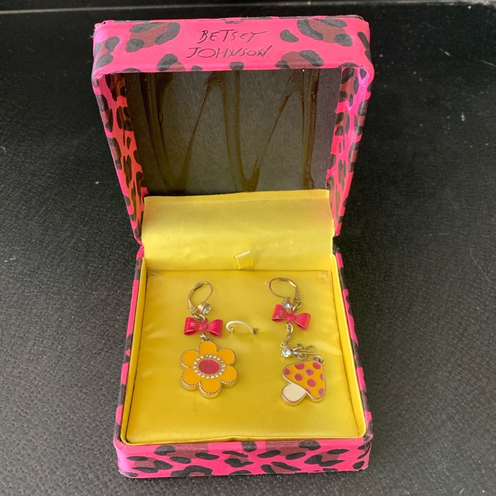 Betsey Johnson Earrings 🍄 🌸